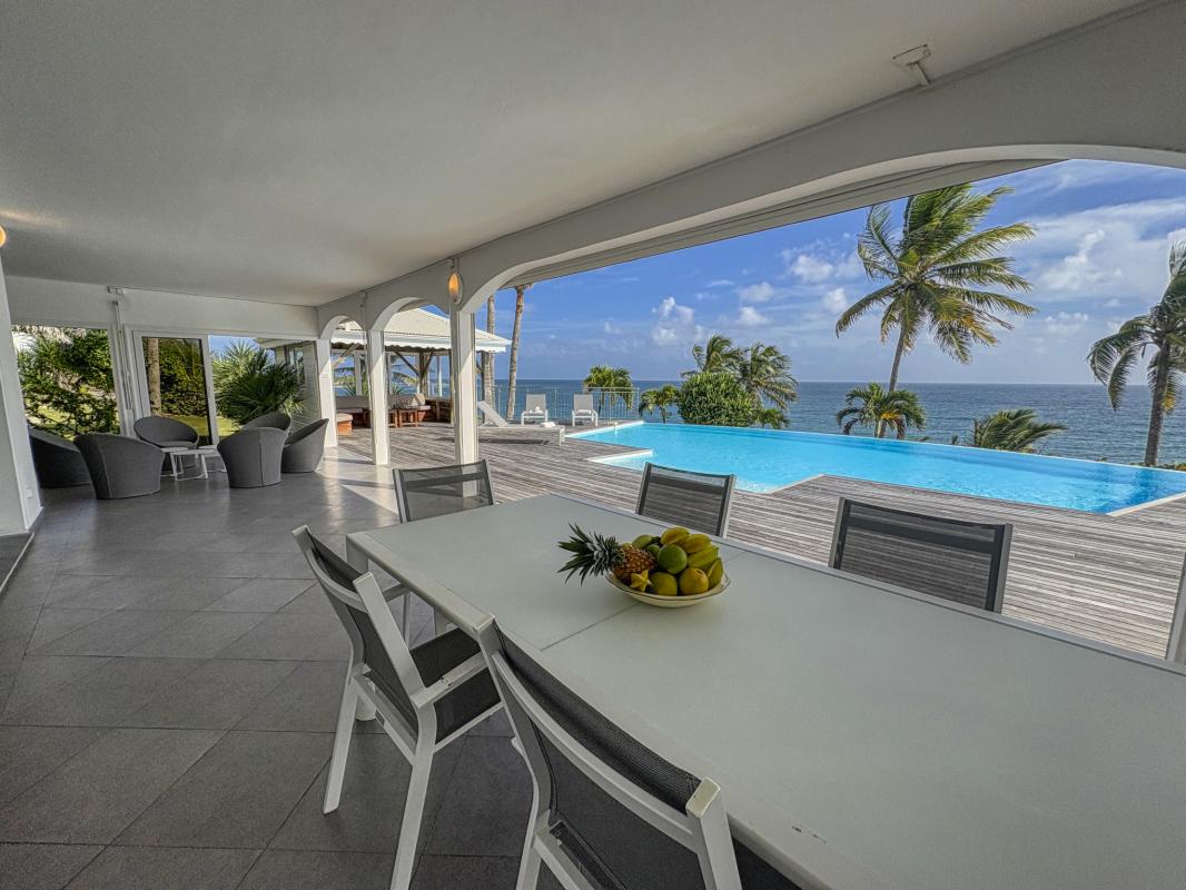 13.Location villa piscine Sainte Anne Guadeloupe_Terrasse vue Mer